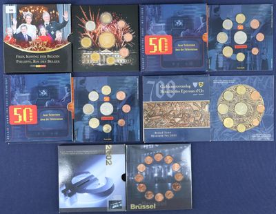 beaucoup de livres posés sur une table bleue