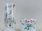 paire de vases chinois avec des oiseaux et des fleurs peints dessus