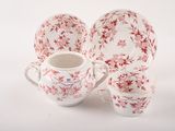 trois tasses et une soucoupe posées sur une table