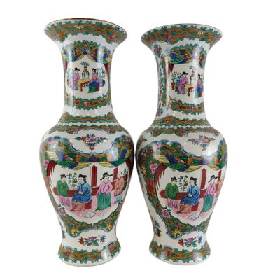 Paire de vases en porcelaine de Chine. Époque XXeme.