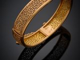 un bracelet en or sur fond noir