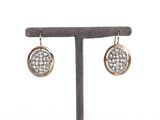 gros plan d'une paire de boucles d'oreilles sur un support