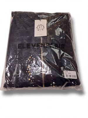 La chemise noire est emballée dans du plastique et prête à être expédiée