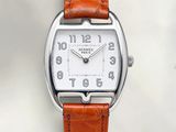 une image d'un gros plan d'une montre-bracelet sur une surface blanche