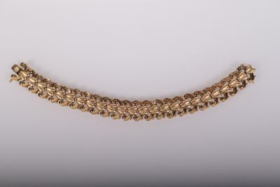 un bracelet en chaîne d'or orné d'un motif floral