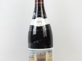 une bouteille de vin posée sur une table