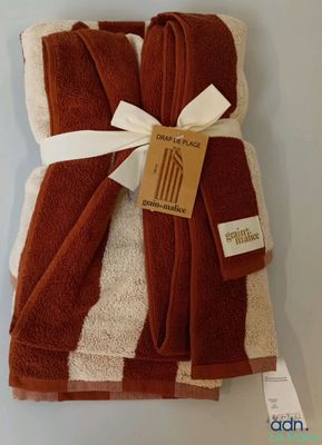 serviette à rayures marron et blanches, munie d'une étiquette