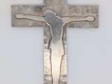 un gros plan d'une croix en métal sur laquelle se trouve une personne