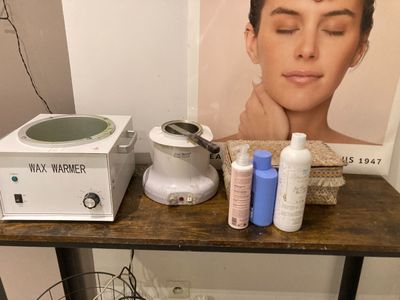 une photo d'une table sur laquelle sont disposés de nombreux produits de beauté