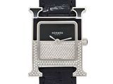 La montre en noir et blanc est sertie de diamants sur le cadran.