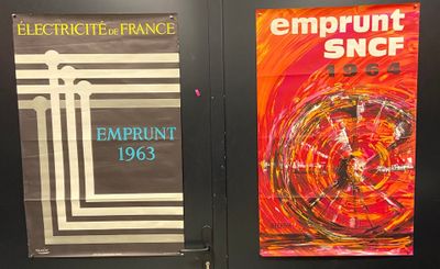 deux affiches accrochées au mur d'un immeuble de bureaux