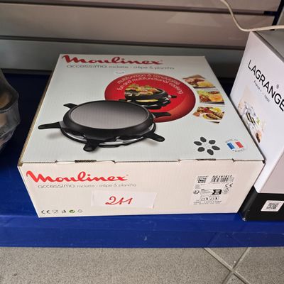 une boîte de nourriture posée sur une étagère bleue, à côté d'une paire de chaussures