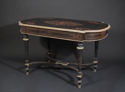 Table de milieu en bois noirci aux cotés arrondis ouvrant pa…