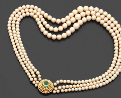 un collier composé d'une perle de culture et d'émeraudes
