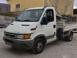 un camion blanc garé devant un bâtiment