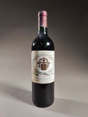 une bouteille de vin posée sur une table