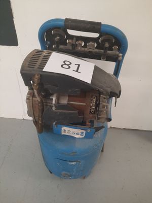 une machine bleue sur laquelle est apposée une étiquette de prix sur le côté