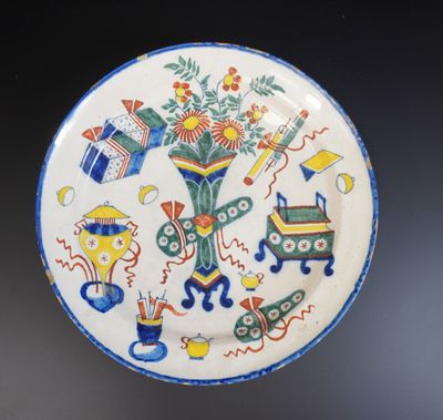 une assiette avec un dessin sur une table