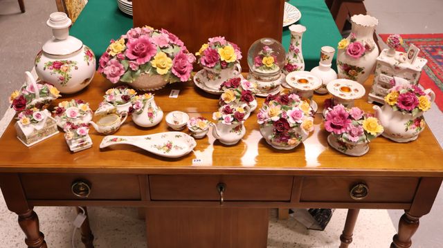 ROYAL ALBERT – Ensemble d’objets de vitrine en porcelaine à décor...