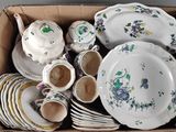 une boîte remplie d'assiettes, de tasses et de soucoupes