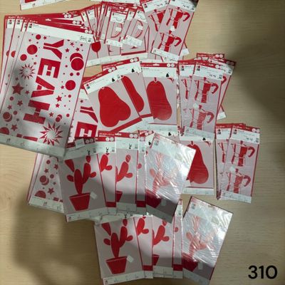 une pile d'autocollants de Noël rouges et blancs posée sur une table