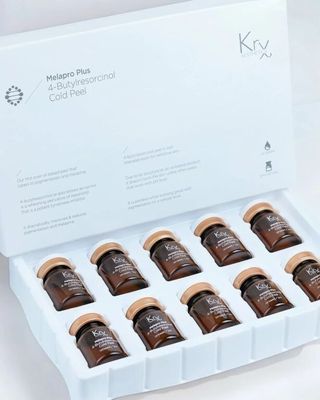 une image représentant une boîte contenant de petits pots de conserve