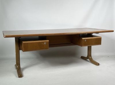 l'image d'un bureau avec deux tiroirs