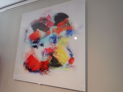 une photo d'un tableau accroché au mur