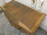 un vieux coffre en bois posé dans un coin d'une pièce