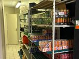 de nombreux rayons de bouteilles d'eau et de boissons dans le magasin