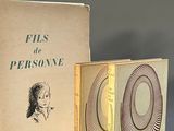 deux livres posés l'un à côté de l'autre sur une table
