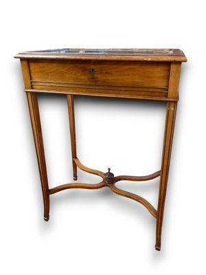 une image d'une table en bois avec un plateau en marbre