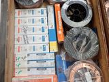 une boîte remplie de différents types de fils et de bobines