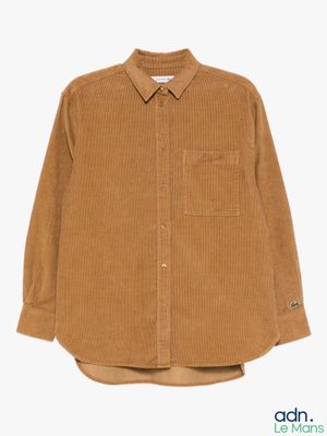 une chemise marron en coton, à col boutonné et à manches longues