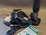 une photo d'une télécommande et d'autres appareils électroniques posés sur une table