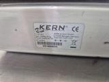 une étiquette au dos d'une machine sur laquelle est inscrit « kern »