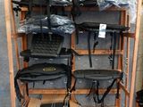 un porte-sacs sur lequel sont suspendus de nombreux sacs, dans une pièce