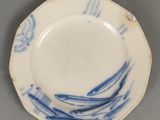 une assiette bleue et blanche ornée d'un motif de vagues