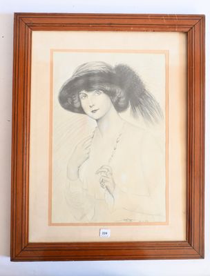 une vieille photo d'une femme portant un chapeau et une robe