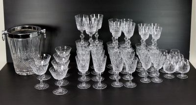 beaucoup de verres et un seau sur la table