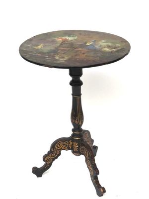 une petite table avec un plateau peint, reposant sur un piètement à trois pieds