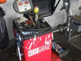 une image d'une voiture en cours d'entretien dans un garage