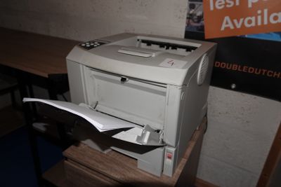 une imprimante posée sur un bureau
