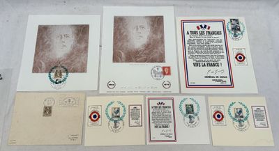 quelques vieilles cartes postales et enveloppes sont posées sur une table