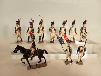 de nombreuses figurines de soldats qui sont exposées