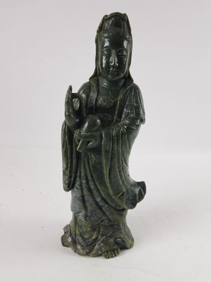 l'image d'une statue représentant une femme tenant un bébé dans ses bras
