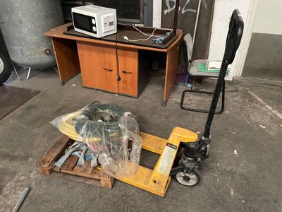 une palette en bois sur laquelle sont posés plusieurs objets