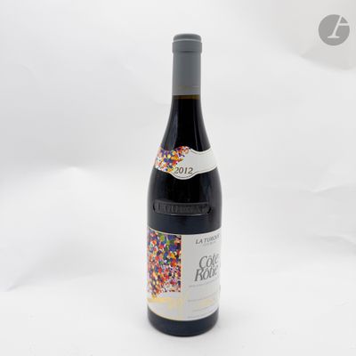 La bouteille de vin est ornée de paillettes sur fond blanc.
