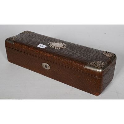 boîte en cuir marron avec des finitions argentées et une poignée en métal