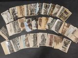 un grand nombre de cartes postales anciennes qui se trouvent sur la table